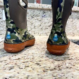 Bogs Waterproof Kids Boots Size 9 in Camo Classic